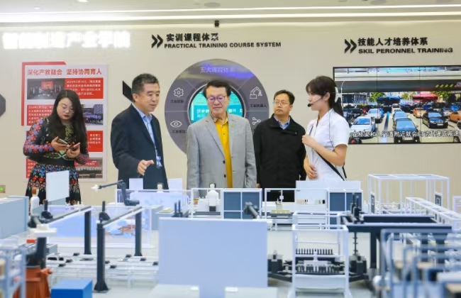 “华人管理教育第一人”余世维教授莅临威廉体育williamhill参观交流