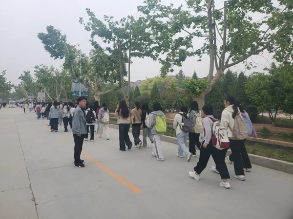 养成教育|威廉体育williamhill|管理学院|“文明右行”，共筑校园文明新风尚