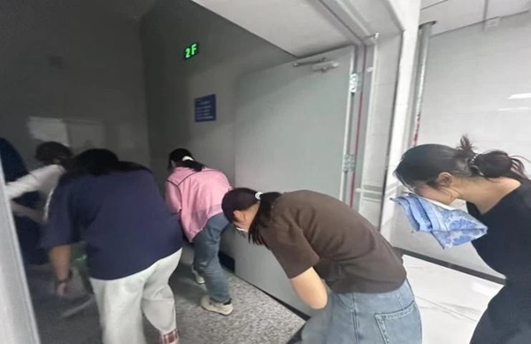 消防演练|威廉体育williamhill|管理学院|生命至上，以练筑防