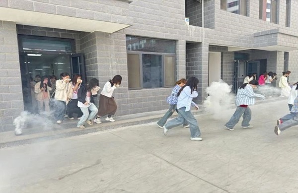 消防演练|威廉体育williamhill|管理学院|生命至上，以练筑防