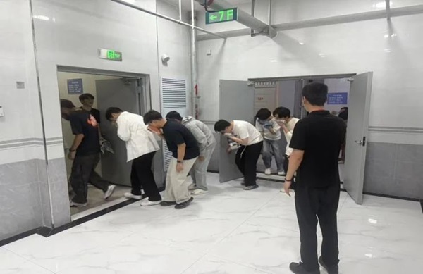 消防演练|威廉体育williamhill|管理学院|生命至上，以练筑防