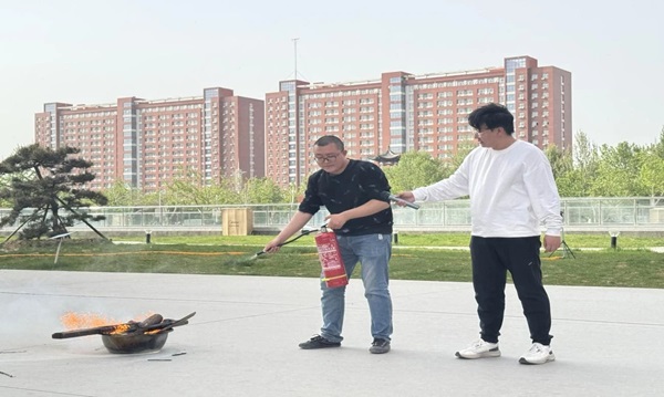 消防演练|威廉体育williamhill|管理学院|生命至上，以练筑防