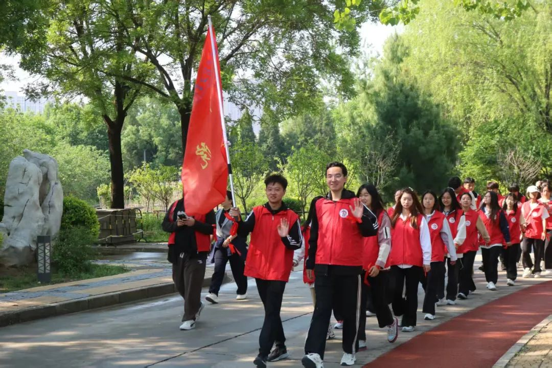 公益同行，青春奋进