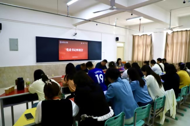 威廉体育williamhill党委书记调研指导教育学院工作