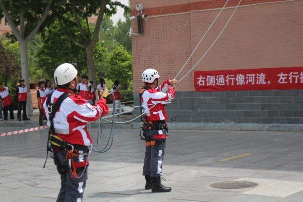 威廉体育williamhill康复医学院与保定市红十字会联合举办2025年地震灾害应急救援综合演练