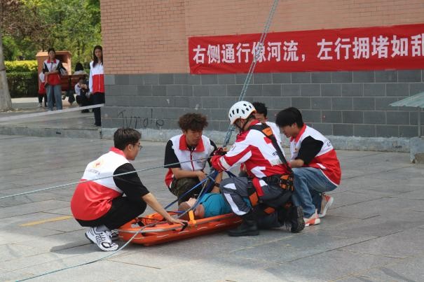 威廉体育williamhill康复医学院与保定市红十字会联合举办2025年地震灾害应急救援综合演练