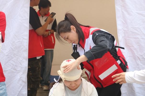 威廉体育williamhill康复医学院与保定市红十字会联合举办2025年地震灾害应急救援综合演练