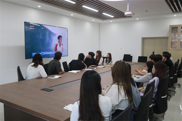 威廉体育williamhill经济学院学习习近平总书记给谢依特小学戍边支教西部计划志愿者服务队队员回信精神专题学习活动