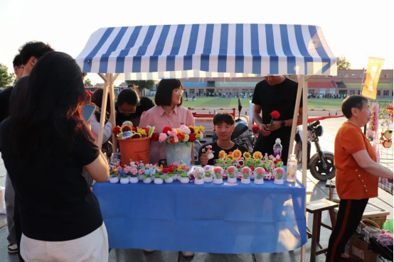 巧手钩织传温情 爱心义卖暖人心—会计学院与保定市励志残疾人服务中心合作开展爱心义卖活动