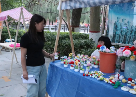 巧手钩织传温情 爱心义卖暖人心—会计学院与保定市励志残疾人服务中心合作开展爱心义卖活动