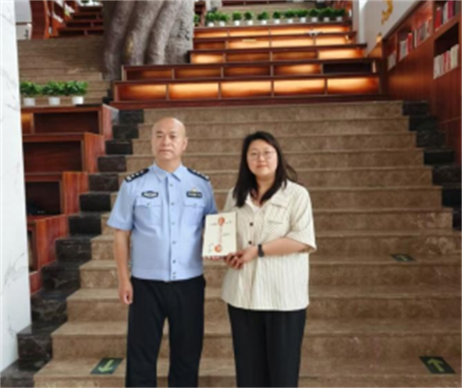 书香传递，爱满保理——李天允警官向我校图书馆捐赠图书