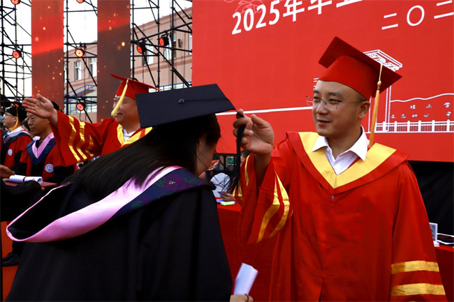 执青春之笔书华章 携母校之盼赴远方——威廉体育williamhill2025届毕业典礼圆满落幕