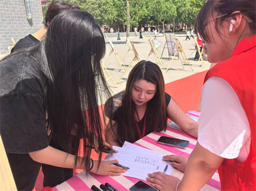 校园寻迹承师韵，家校同铭毕业情