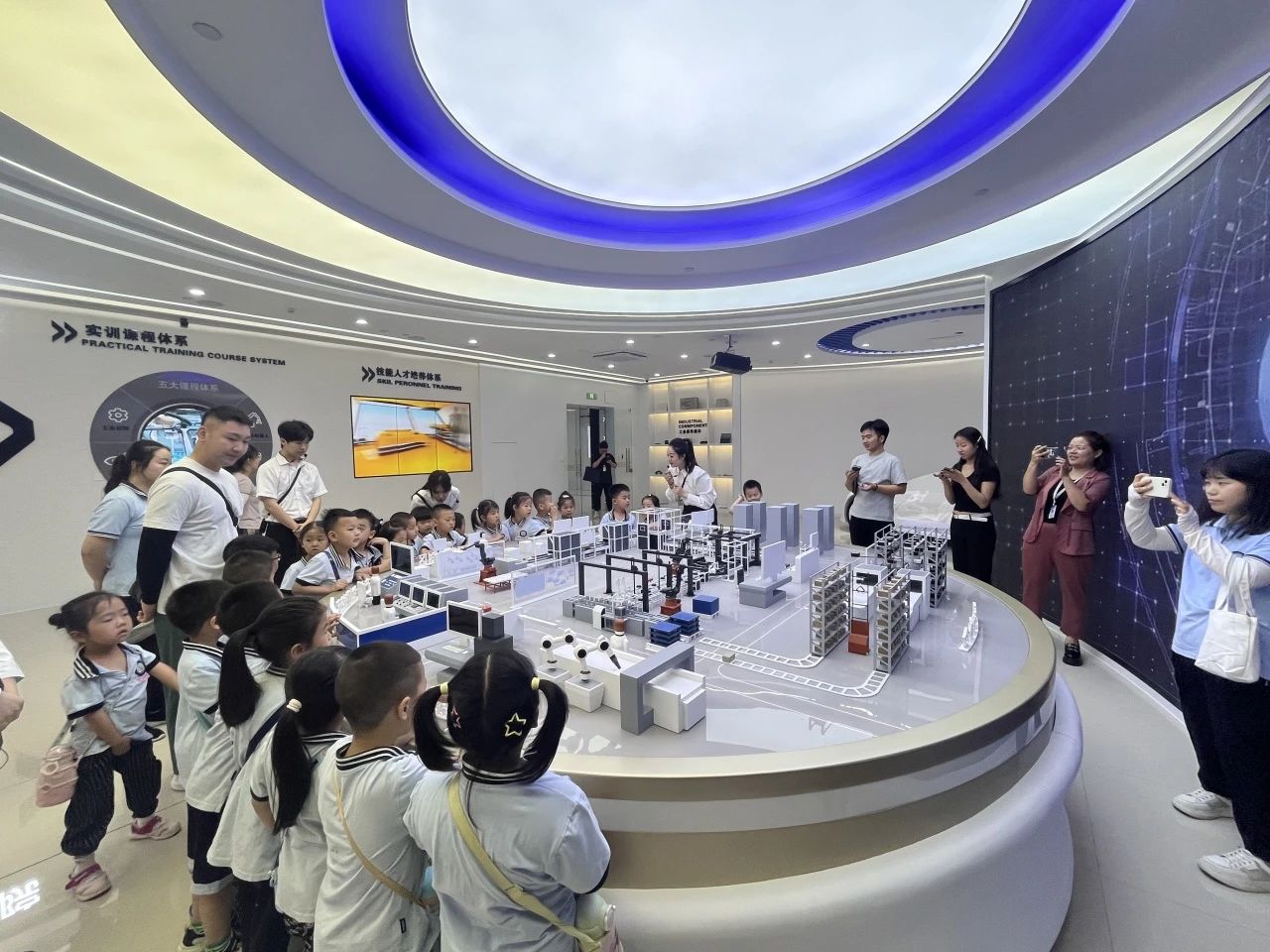 威廉体育williamhill||教育学院||童心探学府，萌趣启新程——史庄实验幼儿园走进威廉体育williamhill参观研学