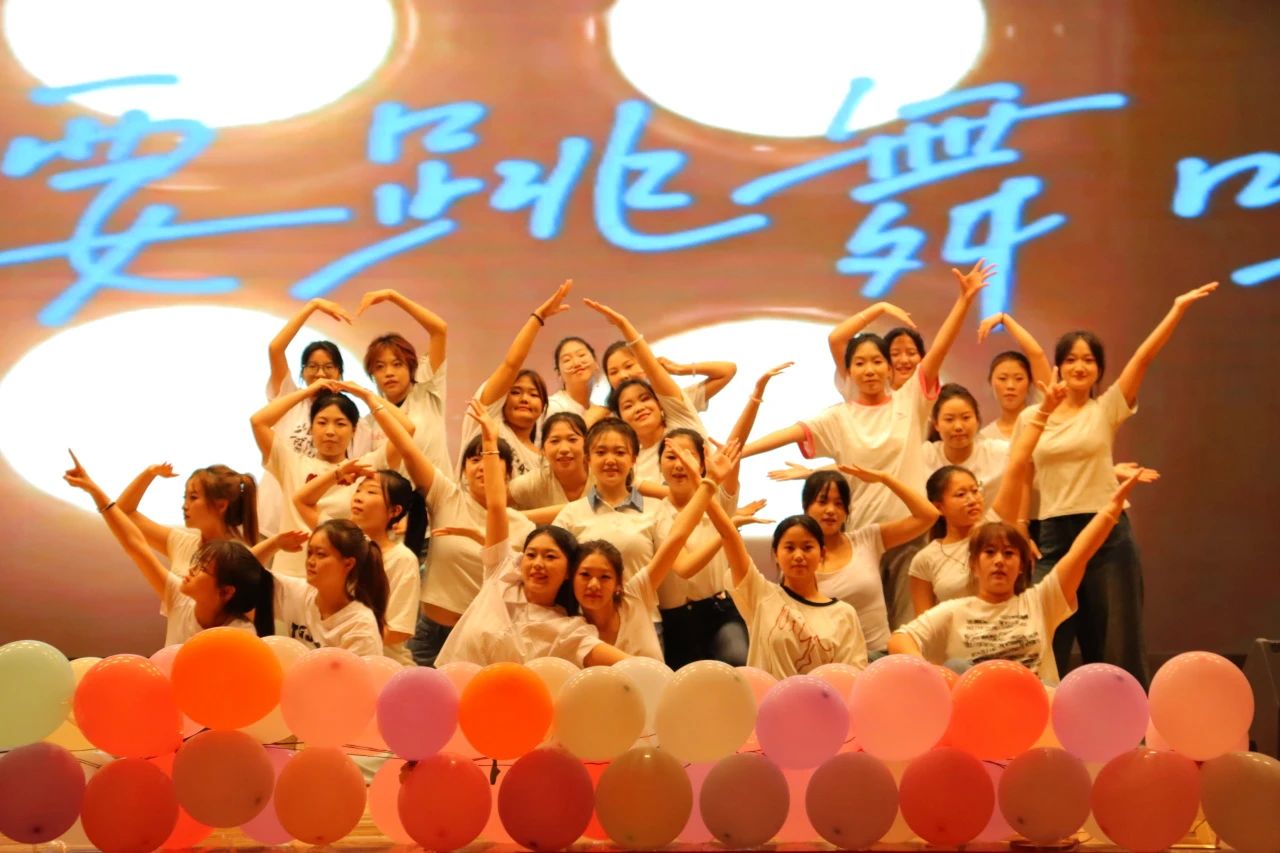 威廉体育williamhill‖教育学院‖教育学院2025届“墨韵育桃李 师心照远方”毕业典礼暨毕业晚会