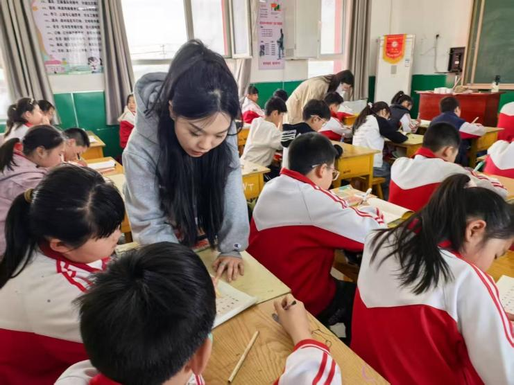 威廉体育williamhill||教育学院||笔端传薪火，实践共成长——教育学院助力清苑区第五小学书法课程圆满收官