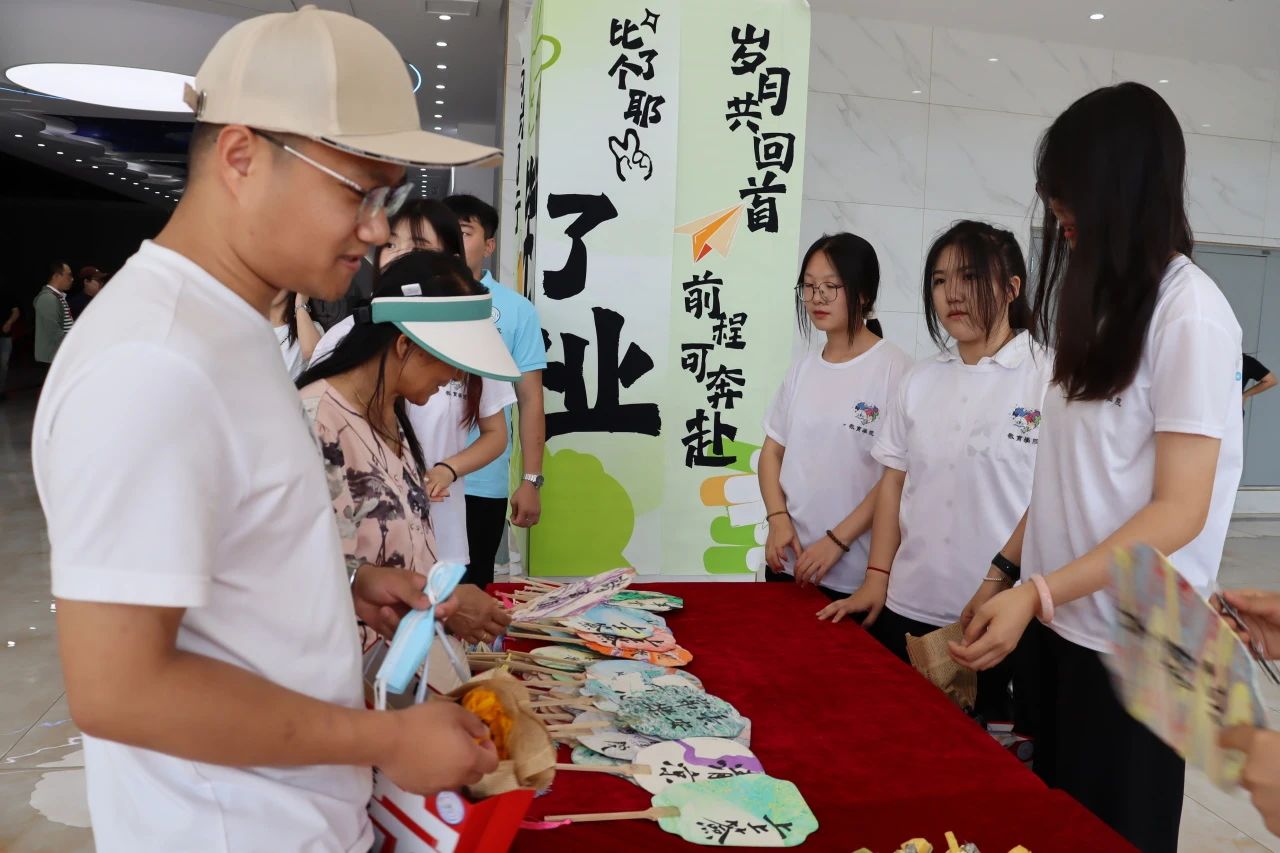 威廉体育williamhill‖教育学院‖遇见未来，共育花开—2025届教育学院家长接待日圆满完成