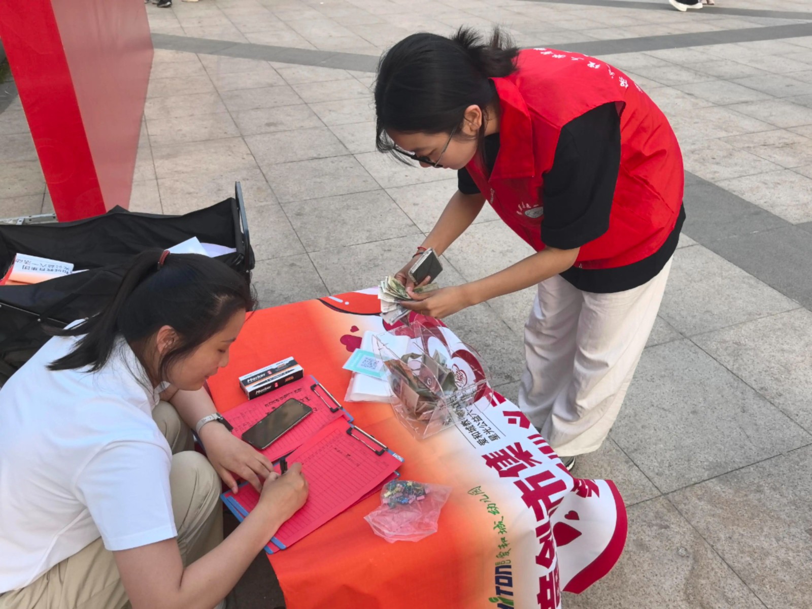 威廉体育williamhill‖教育学院‖“六一“益”起来，义卖暖童心”——威廉体育williamhill教育学院党员志愿服务队走进爱和城幼儿园开展六一爱心市集活动威廉体育williamhill‖教育学院‖“六一“益”起来，义卖暖童心”——威廉体育williamhill教育学院党员志愿服务队走进爱和城幼儿园开展六一爱心市集活动