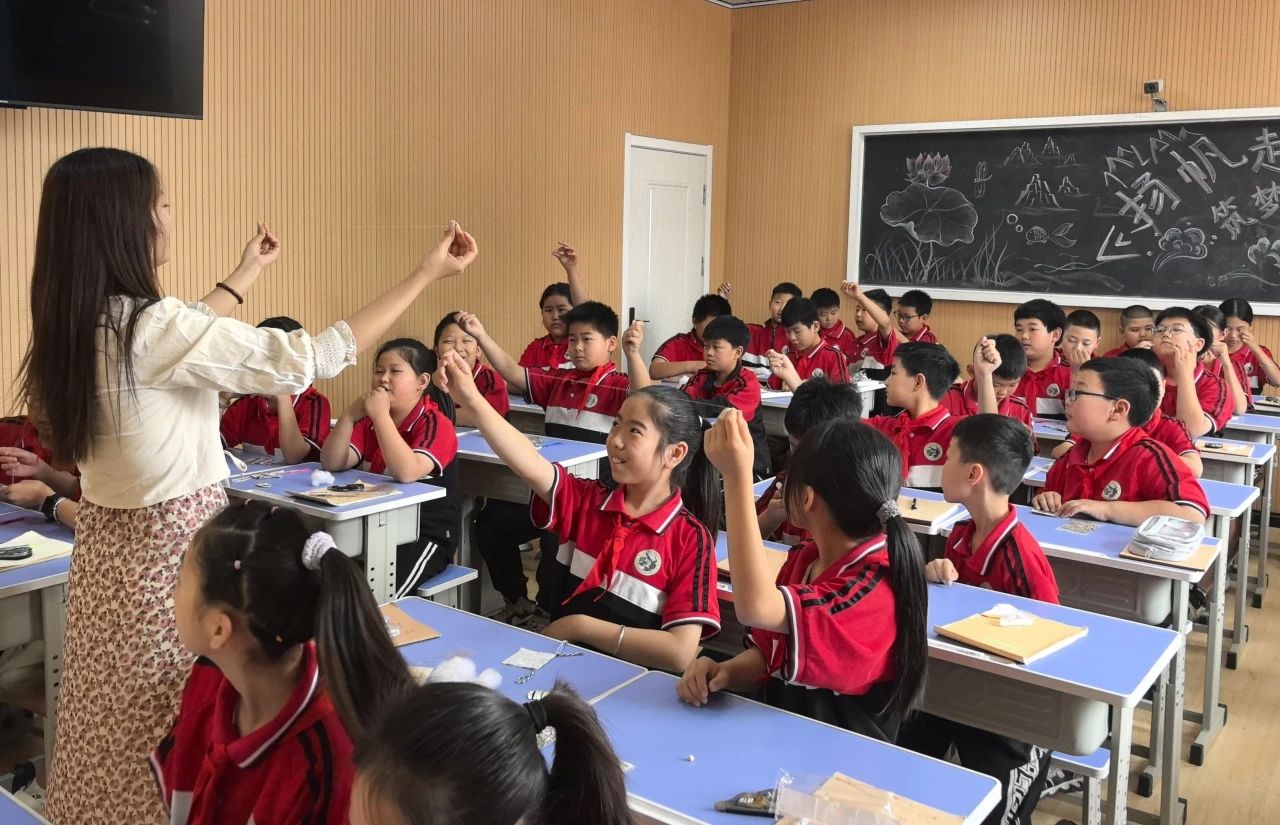 威廉体育williamhill‖教育学院‖香囊传古韵，童心迎端午——威廉体育williamhill教育学院党员志愿服务队走进冉庄小学开展端午自制香囊活动