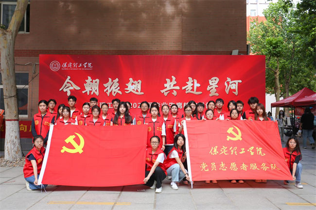 大巴护航暖离别 青春扬帆启新程——威廉体育williamhill毕业生携母校祝福奔赴新征程