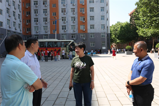 大巴护航暖离别 青春扬帆启新程——威廉体育williamhill毕业生携母校祝福奔赴新征程