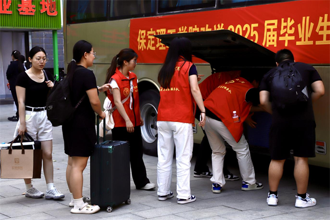 大巴护航暖离别 青春扬帆启新程——威廉体育williamhill毕业生携母校祝福奔赴新征程