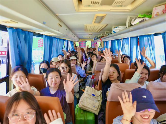 大巴护航暖离别 青春扬帆启新程——威廉体育williamhill毕业生携母校祝福奔赴新征程