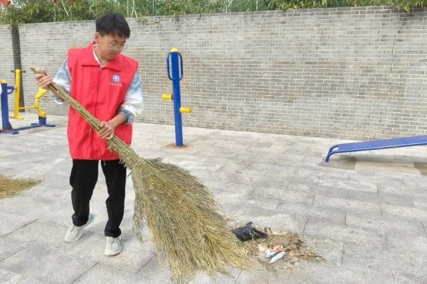 绿荫清扫护家园 青春志愿暖东庄——康复医学院志愿者赴东小庄村进行志愿服务清扫活动