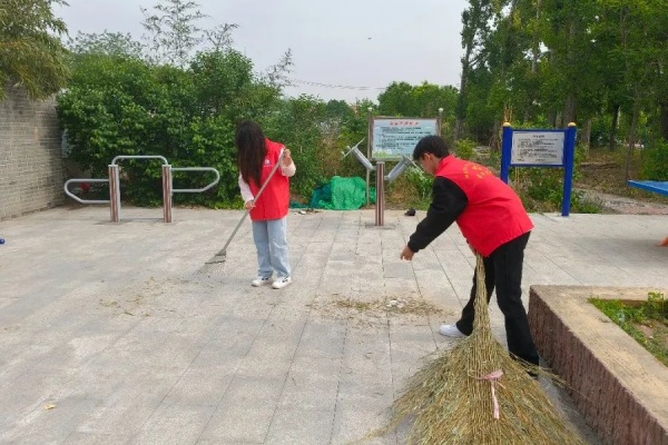 绿荫清扫护家园 青春志愿暖东庄——康复医学院志愿者赴东小庄村进行志愿服务清扫活动