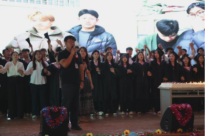 “拨穗正冠 礼成芳华”艺术学院2025届毕业典礼暨学位授予仪式完美收官