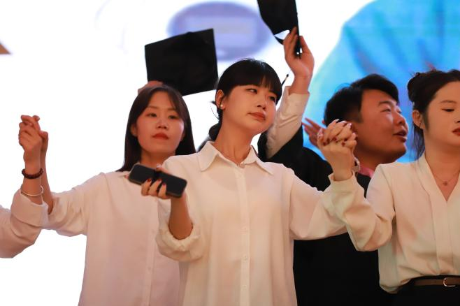 “拨穗正冠 礼成芳华”艺术学院2025届毕业典礼暨学位授予仪式完美收官