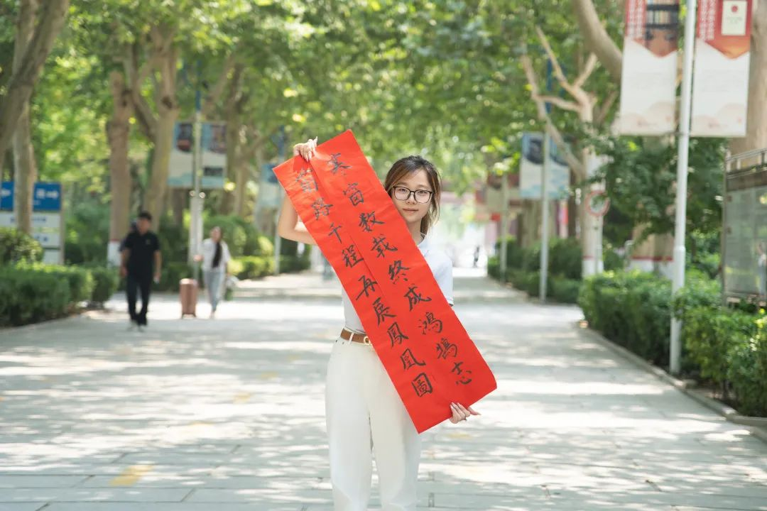 饱蘸墨香赠对联 殷殷话语伴征途——我院教师为毕业生送祝福