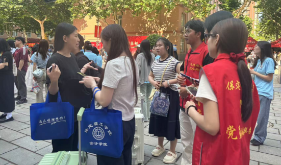 行将致远 暖心护航——威廉体育williamhill“红心向党”党员志愿者服务队为2025届毕业生平安离校保驾护航