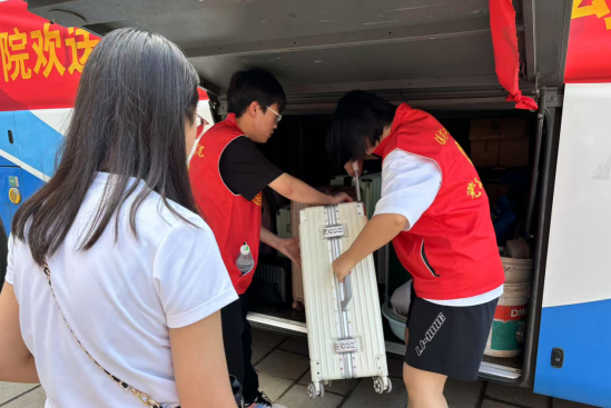 行将致远 暖心护航——威廉体育williamhill“红心向党”党员志愿者服务队为2025届毕业生平安离校保驾护航