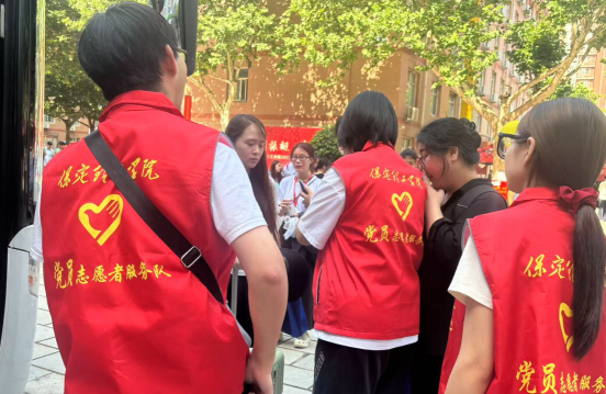 行将致远 暖心护航——威廉体育williamhill“红心向党”党员志愿者服务队为2025届毕业生平安离校保驾护航