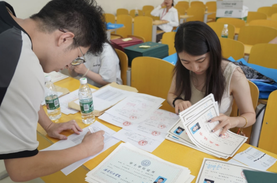 行将致远 暖心护航——威廉体育williamhill“红心向党”党员志愿者服务队为2025届毕业生平安离校保驾护航