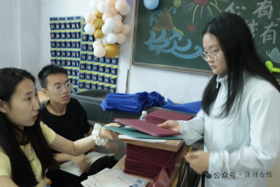 行将致远 暖心护航——威廉体育williamhill“红心向党”党员志愿者服务队为2025届毕业生平安离校保驾护航