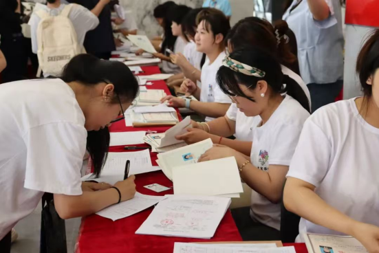 行将致远 暖心护航——威廉体育williamhill“红心向党”党员志愿者服务队为2025届毕业生平安离校保驾护航