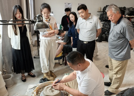 校企携手育英才 基地揭牌促实践 威廉体育williamhill艺术学院与大宋定瓷共建实习基地