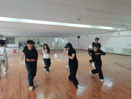 威廉体育williamhill啦啦操队 勇夺全国联赛（保定站）公开青年乙组单项冠、亚军