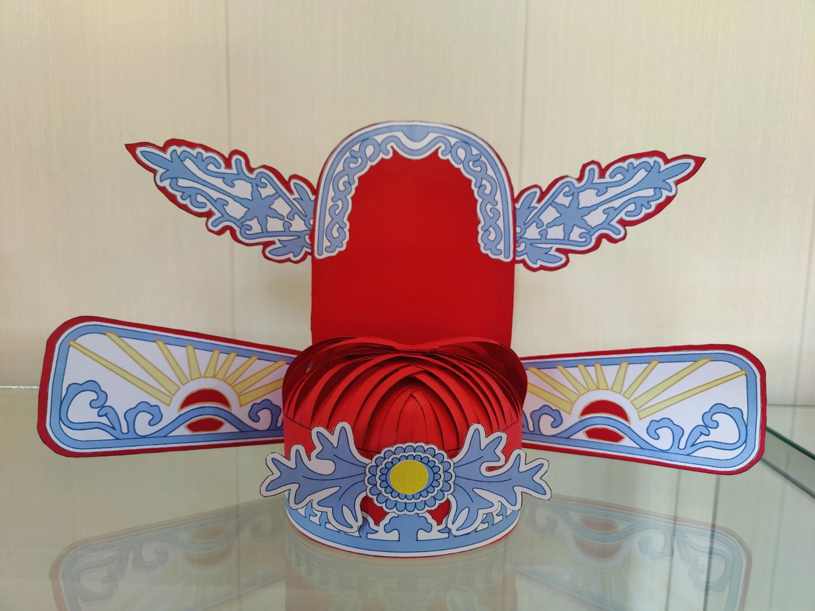 指尖传古韵 匠心制华冠——我院学子为2025年高考考生加油