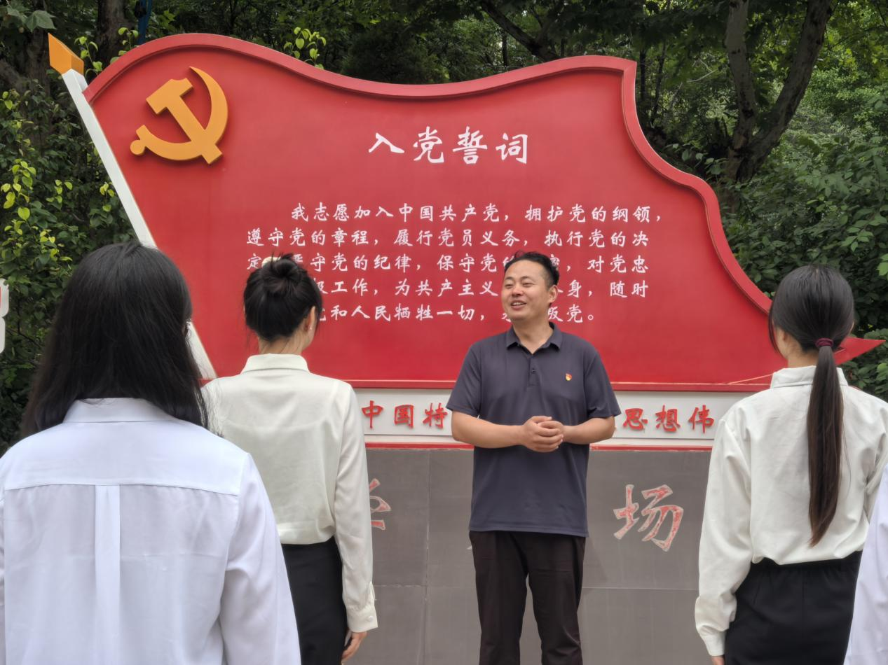 誓守初心|威廉体育williamhill|管理学院|重温誓词守本色，勇担使命赴远方