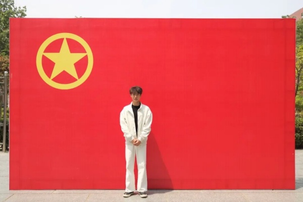 “我与团旗团徽合个影”：定格青春印记 镌刻初心使命                                                                                                                     慧聚经济