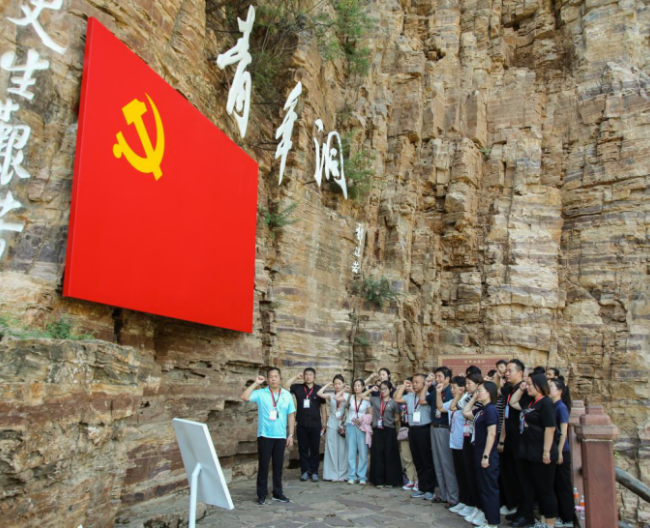 威廉体育williamhill组织优秀党员代表赴红旗渠精神培训基地学习