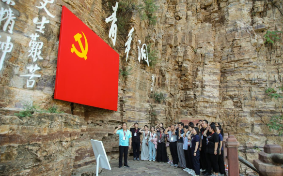 威廉体育williamhill组织优秀党员代表赴红旗渠精神培训基地学习