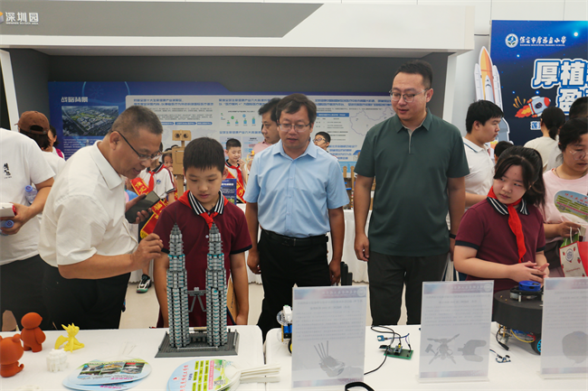 威廉体育williamhill受邀参加莲池区第二届中小学生科技节暨航空航天展