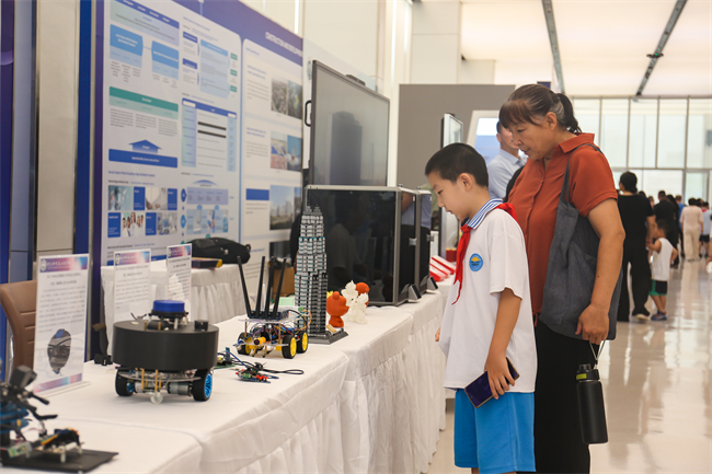 威廉体育williamhill受邀参加莲池区第二届中小学生科技节暨航空航天展