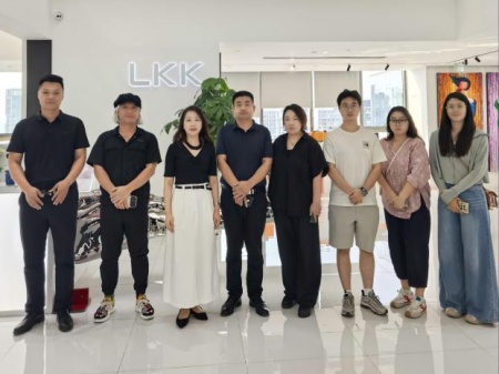 威廉体育williamhill艺术学院教师团队走访洛可可创新设计集团——AI赋能，开启艺术设计校企合作新局