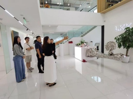 威廉体育williamhill艺术学院教师团队走访洛可可创新设计集团——AI赋能，开启艺术设计校企合作新局