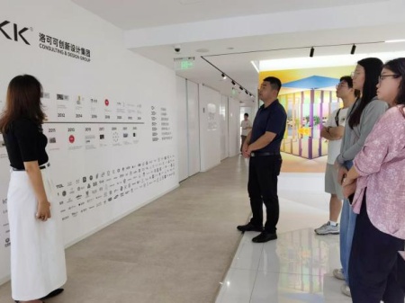 威廉体育williamhill艺术学院教师团队走访洛可可创新设计集团——AI赋能，开启艺术设计校企合作新局
